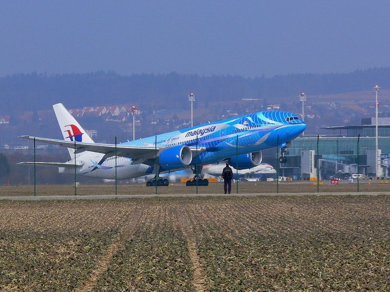 Malaysia Airlines, 9M-MRD, Boeing 777-2H6/ER. Die Freedom of space hebt