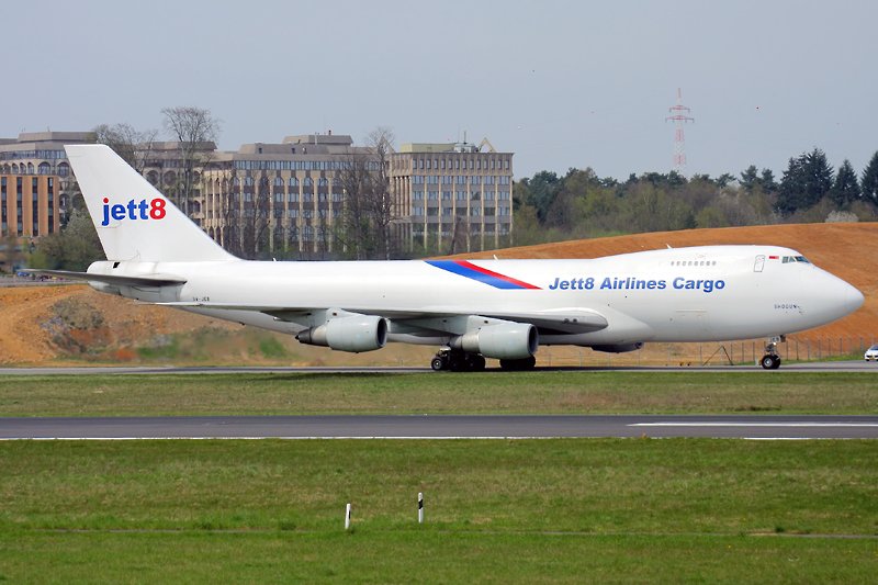 9V-JEB, B747-2D3F(SDC), Luxembourg ELLX/LUX, 27.04.08, JETT8  Shogun  is taxiing to the Cargo Center at Luxembourg, (EOS40D + Sigma 50-500)