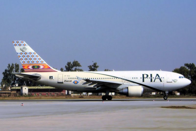 A 310-325-ET der PIA - ButhoAirport Islamabad - Februar 2009 Seitenansicht.
