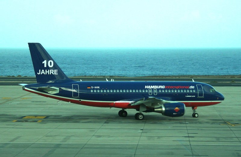 A 319-112 D-AHIK in Sonderbemalung von Hamburg International am 27.10.2008 auf dem Flughafen Fuerteventura.