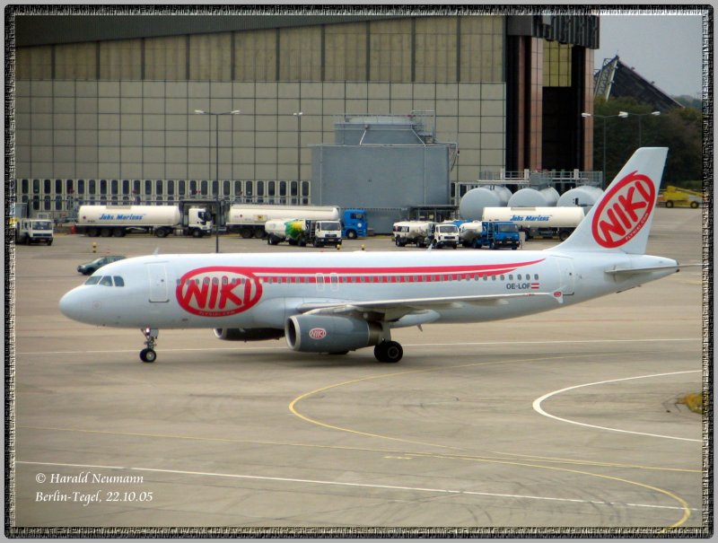 A 320 der stereichischen Niki Airlines soeben gelandet in Flughafen Berlin-Tegel. 22.10.05