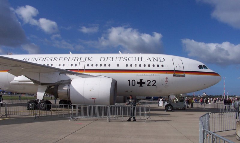 A310-300 Zu Besuch Airport Days in Hamburg 2007
Die Flugbereitschaft der Bundeswehr verfgt ber insgesamt sieben A310-300, die fr den VIP-Transport sowie als multifunktionaler Transporter und Tanker eingesetzt werden. 