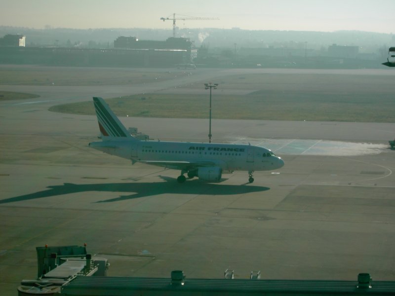 Airbus A318 der Air France rollt am 27.12.06 zu seiner