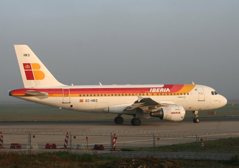 Iberia A 319-111 EC-HKO im morgentlichen Nebel auf dem Flughafen