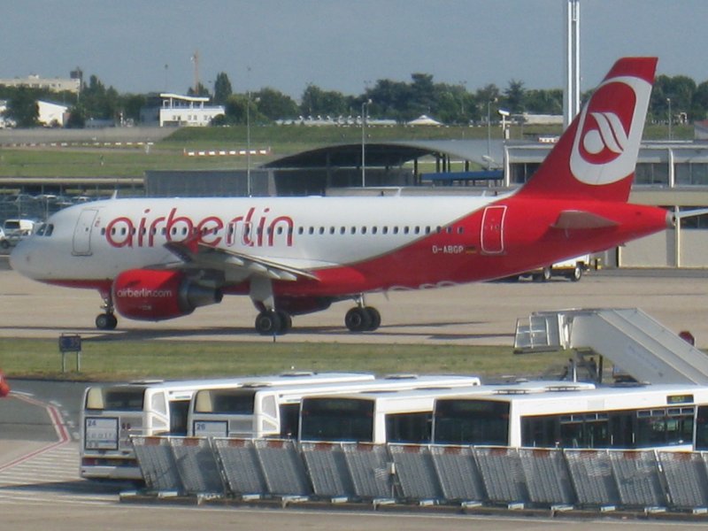 Air Berlin Airbus A319 D-ABGP rollt in Paris-Orly zur Startbahn.