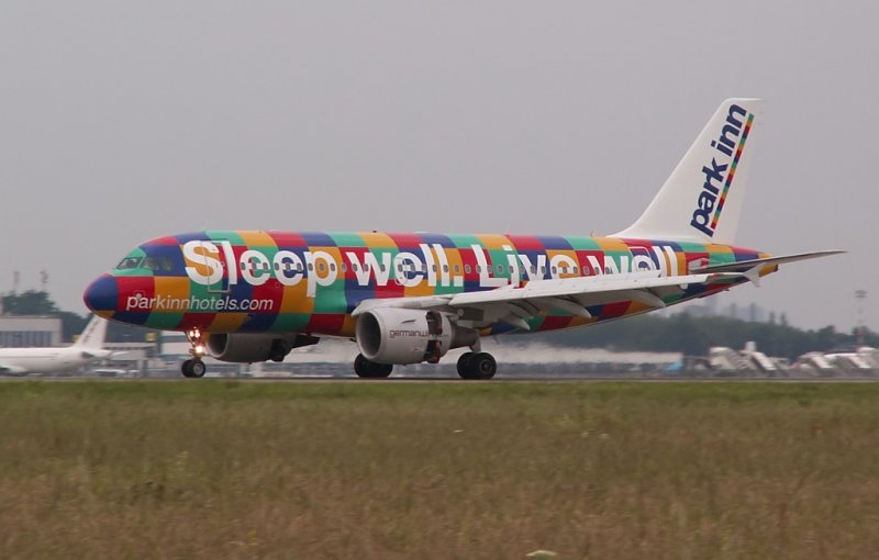 Die D-AKNF bei der Landung. Das ist 4Us neuester Logojet.