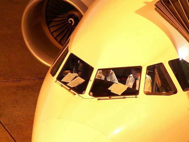 Diese beiden Herren haben Nachtschicht. Flugvorbereitungen am Dienstagabend in D�sseldorf.