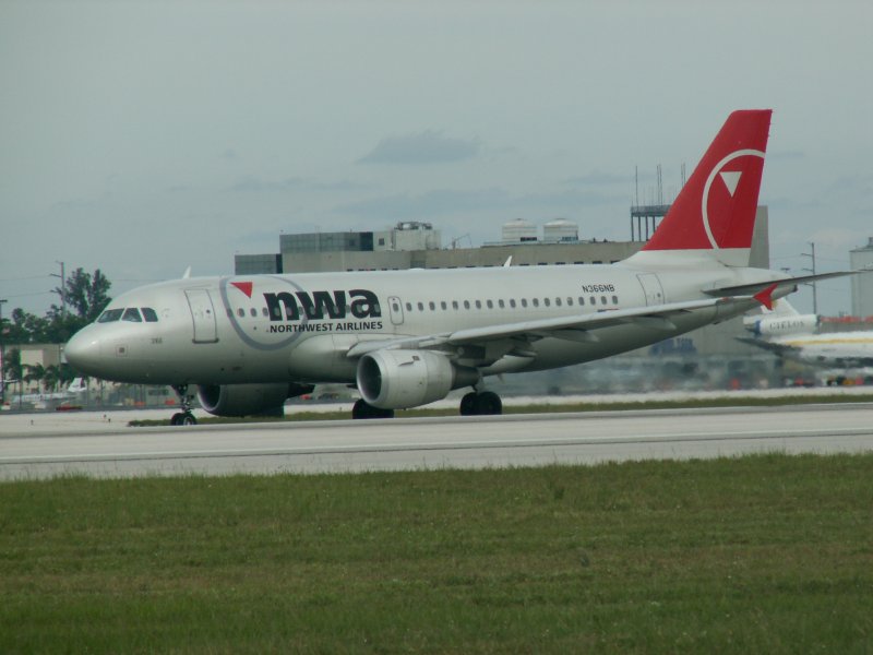 Airbus A 319 der Northwest auf dem Weg zur Piste
