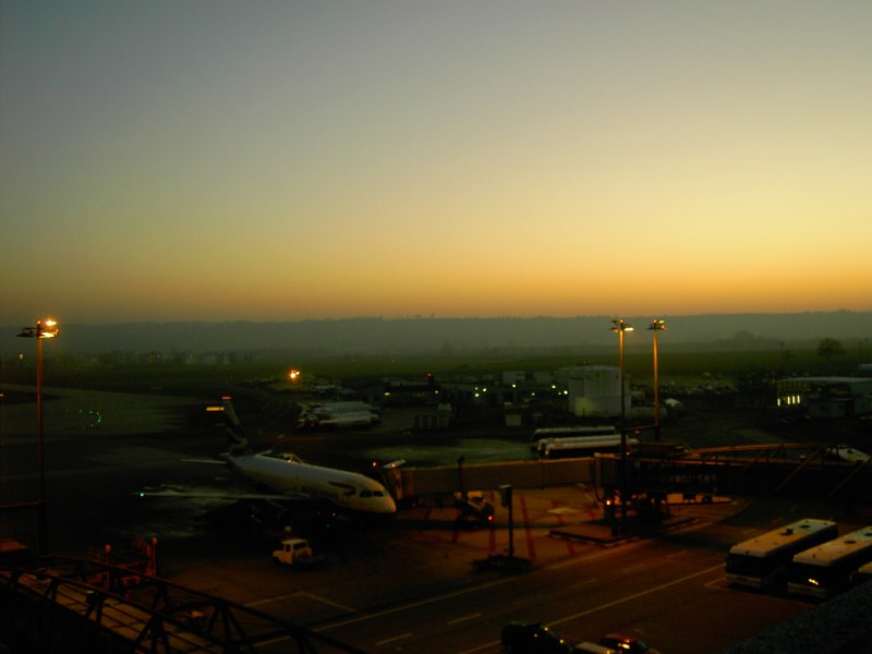 Flughafen Stuttgart in der Abendd�mmerung. Am Gate steht ein Airbus
