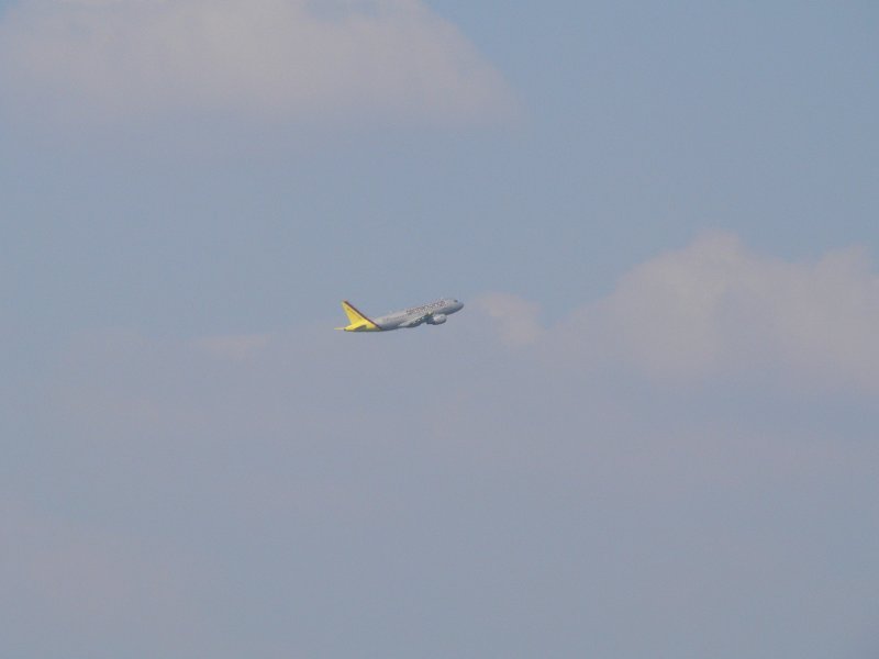Den Wolken entgegen - Germanwings-Maschine am 31.3.2007 in SXF Sch�nefeld.