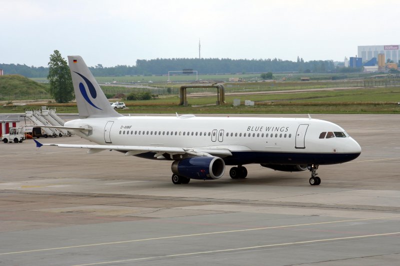 Blue Wings A 320-232 D-ANNF auf dem Vorfeld des Flughafen