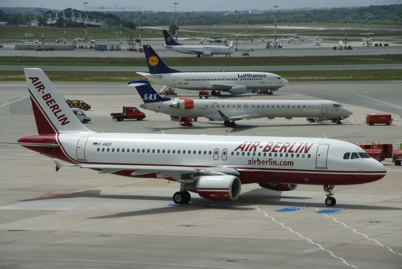 A320 der AirBerlin am Flughafen Hamburg 
