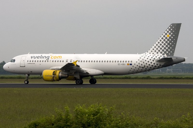 Vueling, EC-KBU, Airbus, A320-214, 21.05.2009, AMS, Amsterdam, Netherlands

 