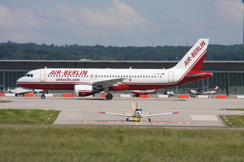 Ein Airbus A 320 der AIR BERLIN mit der Kennung