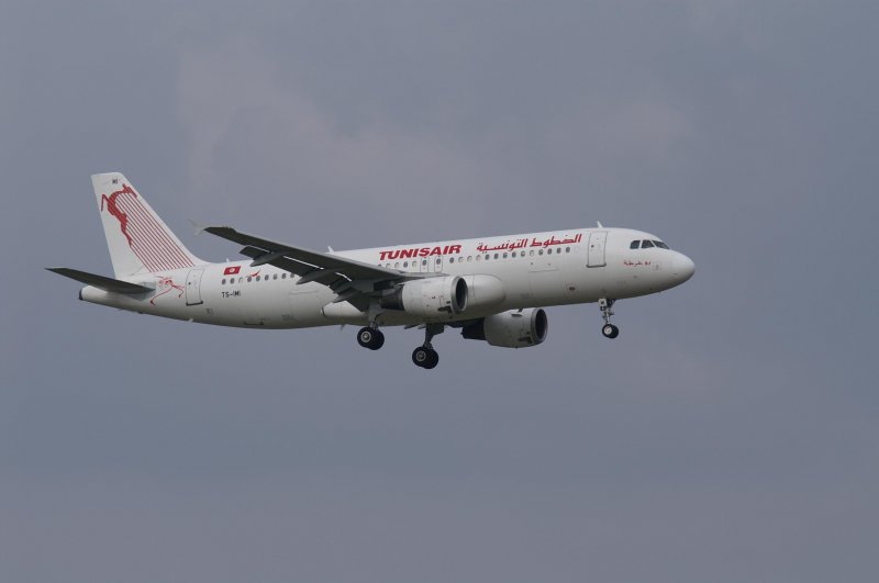 Ein Airbus A-320-211 der Tunisair mit der Kennung TS-IMI aufgenommen