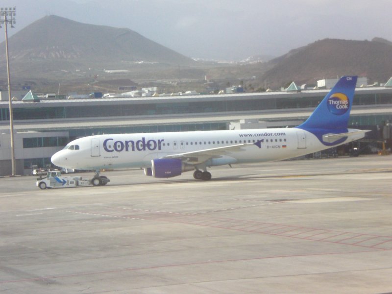 Ein A 320 der Condor wird, am 12.06.2209 auf dem