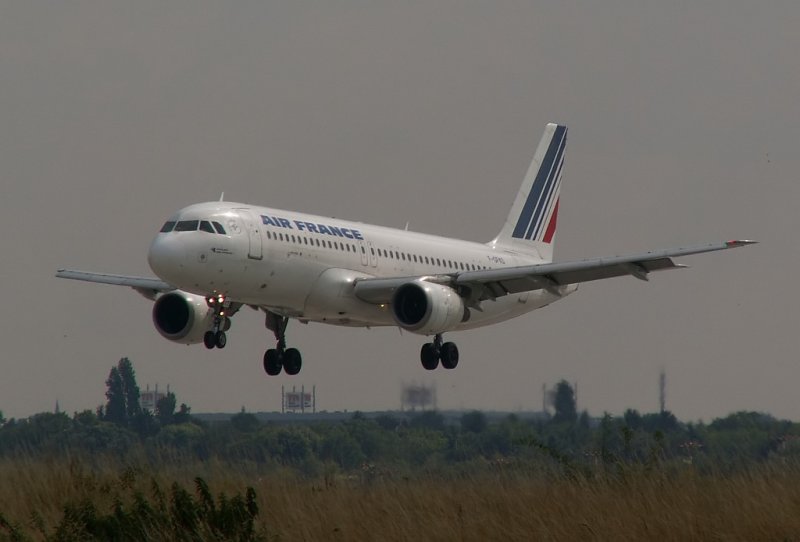 Airbus A320 F-GFKD bei der Landung auf der 05L. Das