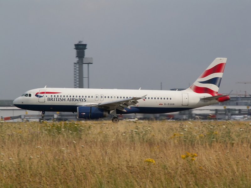 Die G-EUUR bei der Landung auf der 05L. Im Hintergrund