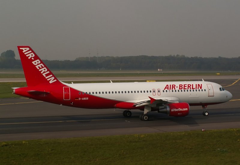 Dieser Airbus der Air Berlin (D-ABDR) tr�gt schon die neuen