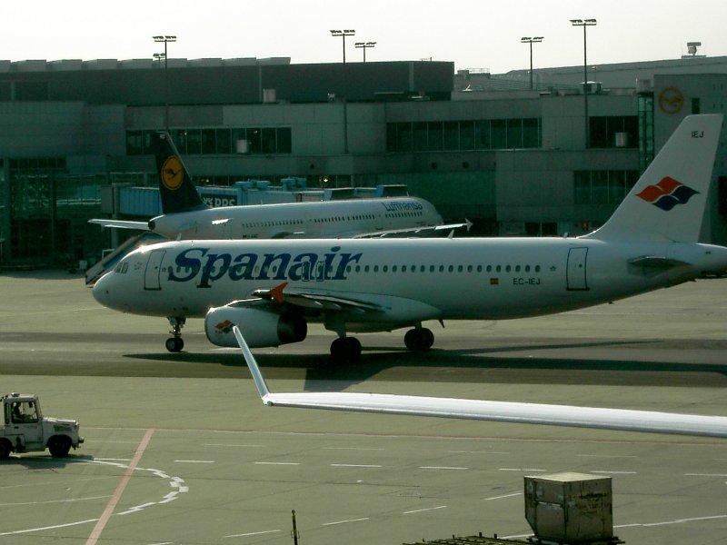 Airbus A320 der Spanair rollt Richtung Startbahn.(Sptember 2005) 