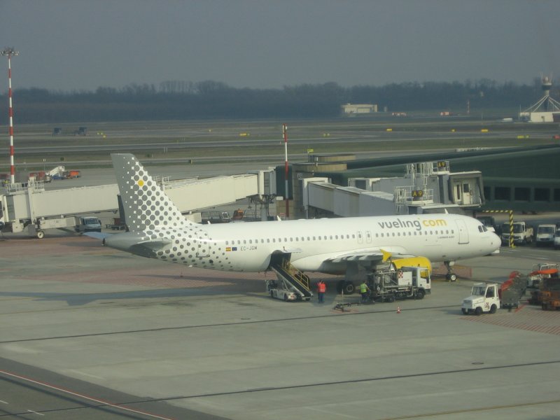 Ein vueling.com A320-200 steht am 29.03.07 am Flughafen Mailand-Malpensa. Die