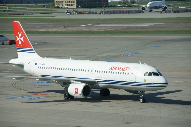 A320 der Air Malta auf dem Flugfeld