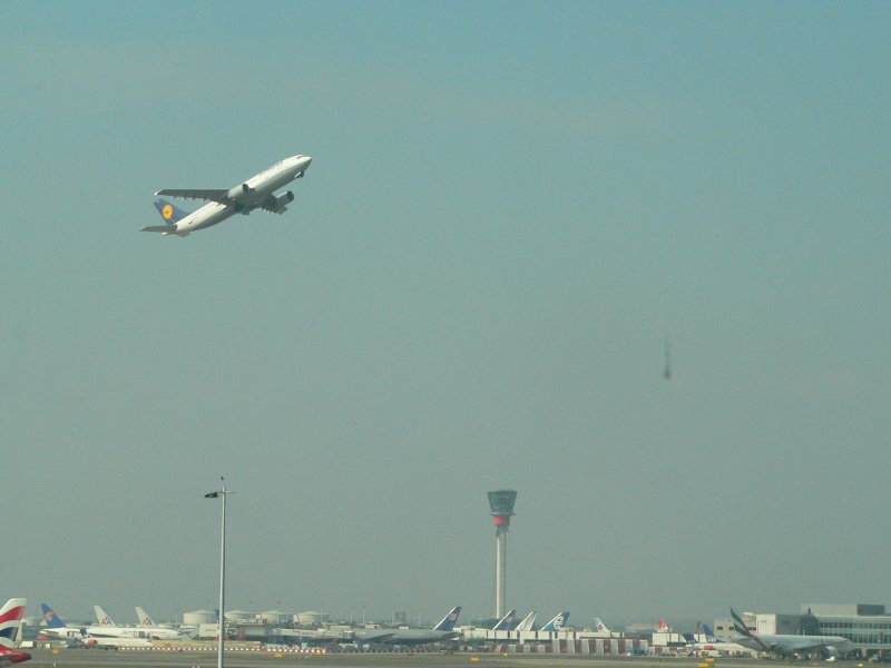 A330 (?) der Lufthansa startet in London Heathrow, Mrz 2006.