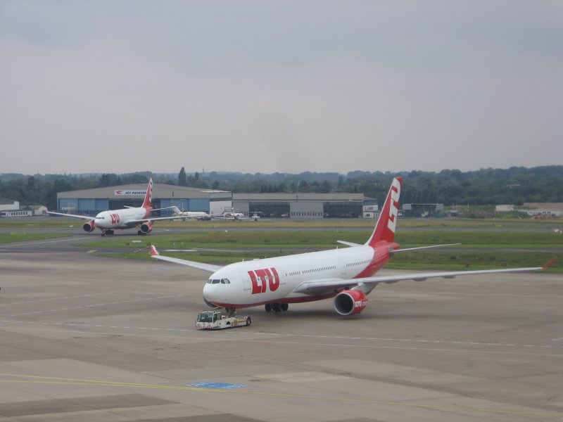 Am 12.07.2007 treffen sich die beiden A 330-200 D-ALPC (hinten)