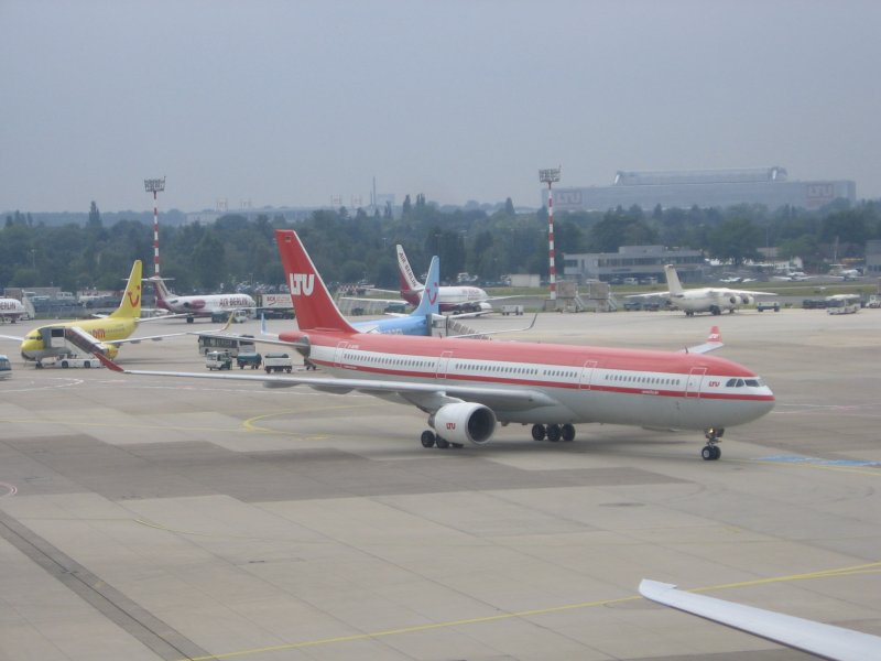 Ein Airbus A330-300 der LTU ist gerade in D�sseldorf gelandet