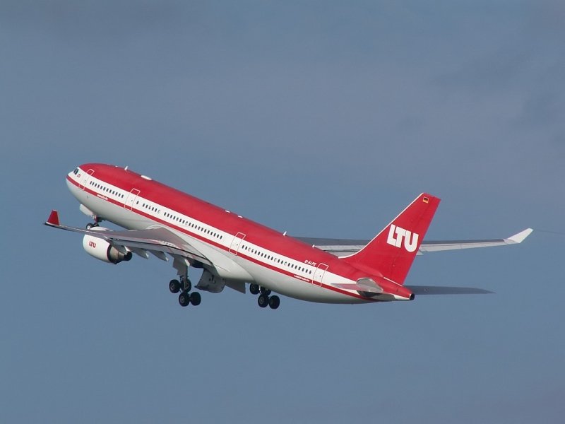 Die D-ALPE schwingt sich in den blauen Himmel �ber D�sseldorf.
