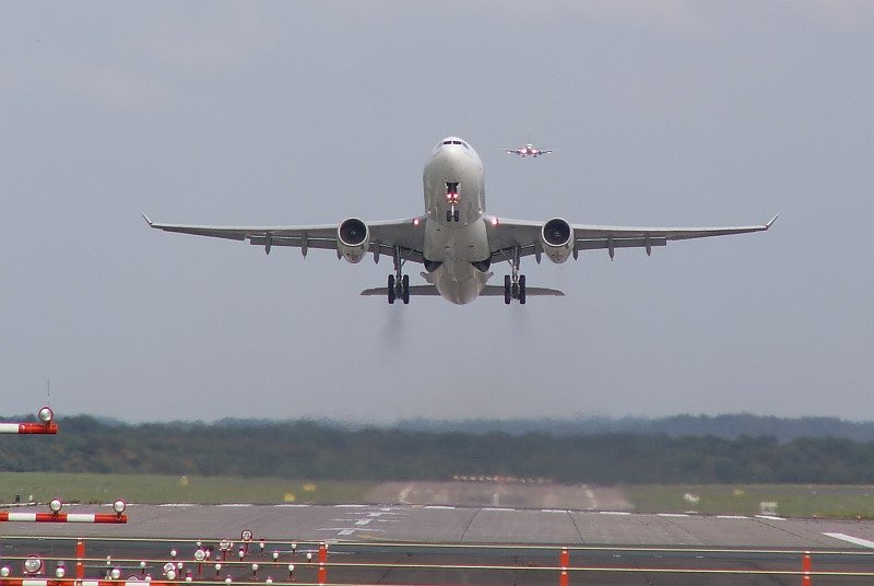 Kraftvoller Start der A6-EKY in D�sseldorf. Der Flieger ist auch