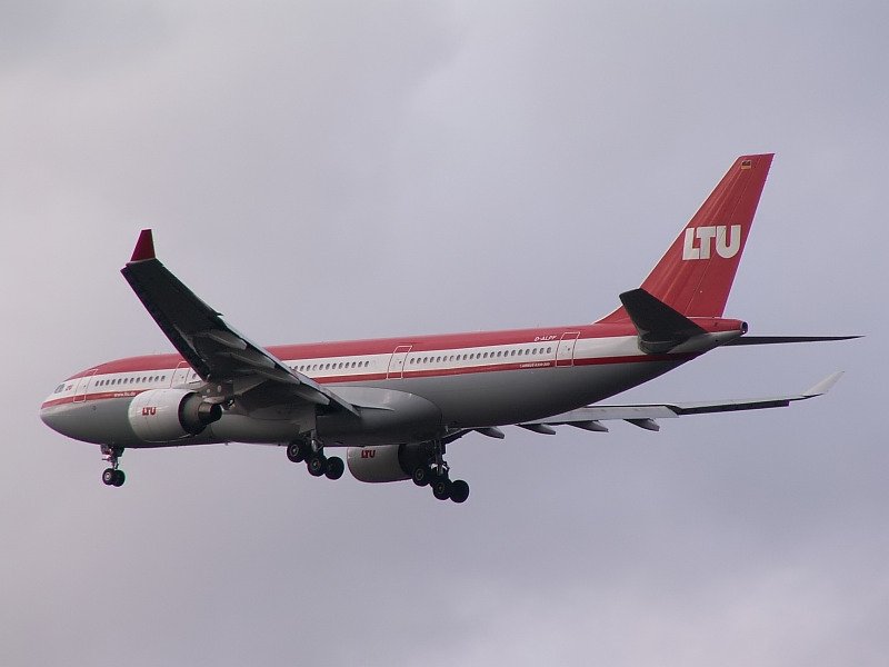 Der Hausherr in D�sseldorf...LTU mit einem A330 in der alten