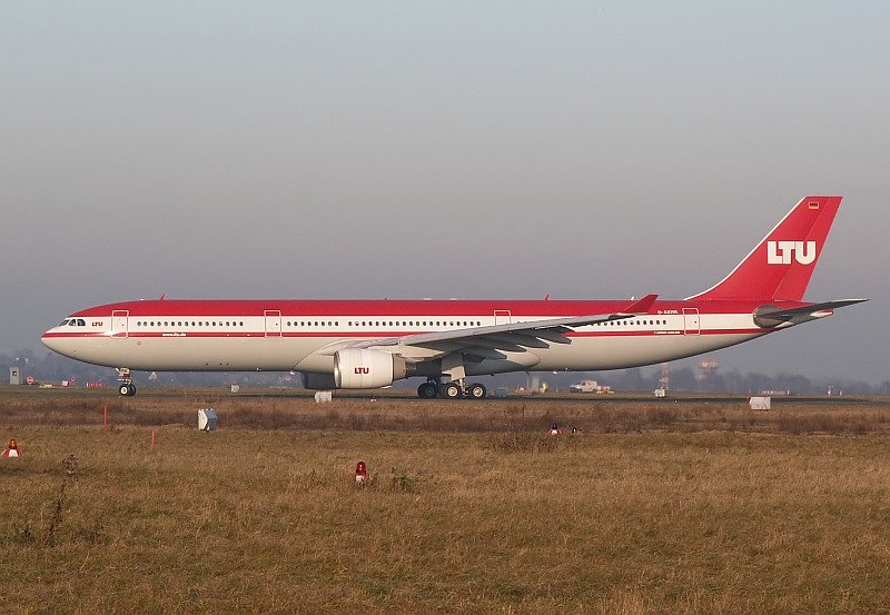 Noch im alten LTU-Farbkleid rollt dieser A330 zum Start. Das