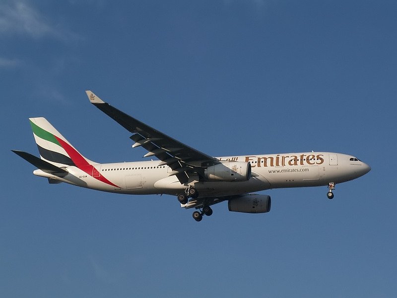 Bei sch�nem blauen Himmel gleitet dieser A330 auf die 05L