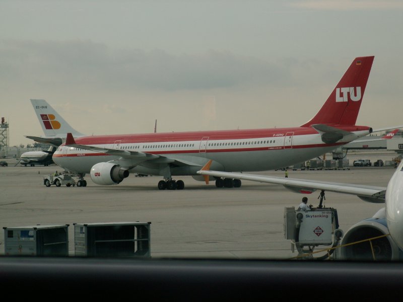 Ein Airbus A 330-300 der LTU in Miami auf dem
