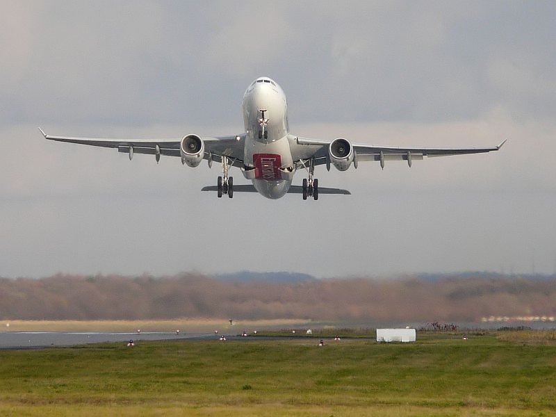 Kraftvoller Start in D�sseldorf. Etliche Meilen sp�ter wird der Flug