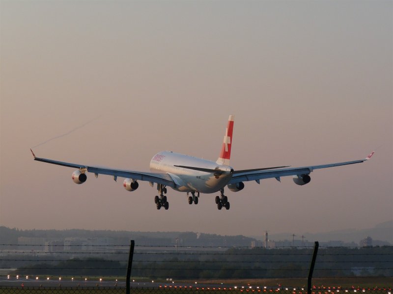 A340-313X der Swiss kurz vor dem Aufsetzen auf Piste 14 in der Morgensonne des 9.9.2009.