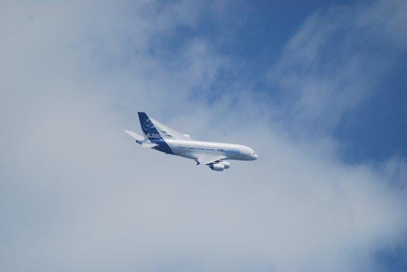 �berflug eines A380 beim Flugtag in Bremen am 10.05.09 