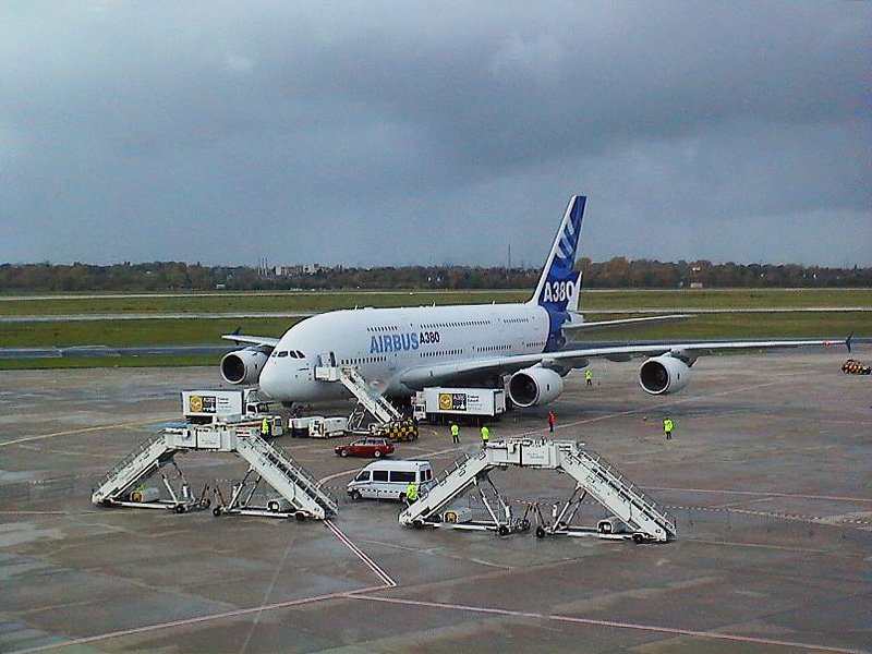 D�sseldorf 2006
Der Airbus hat seine Warteposition eingenommen und wird mit
einigen