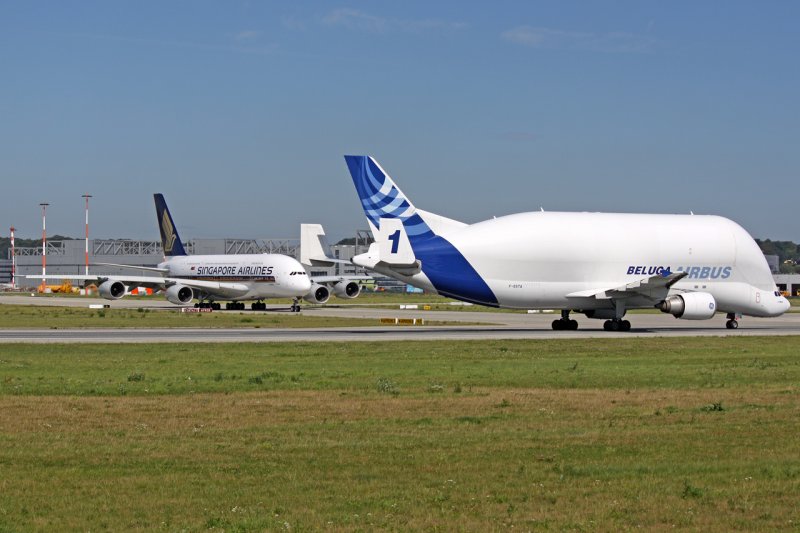 Airbus Industrie Airbus A300F4-608ST Beluga F-GSTA und Singapore Airlines Airbus