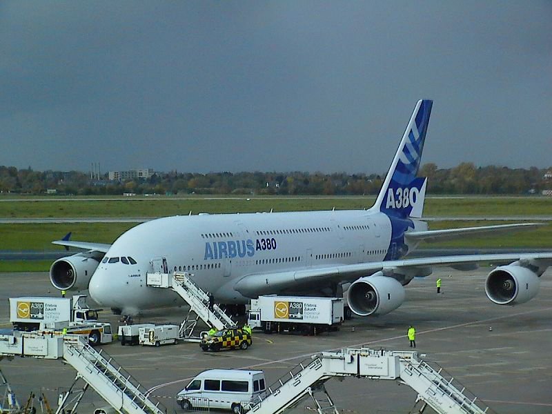 Der A- 380 bei einer Zwischenlandung, Sommer 2006 in D�sseldorf.