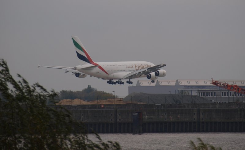 Nette �berraschung beim Elbspaziergang mit der Familie: Ein Airbus A