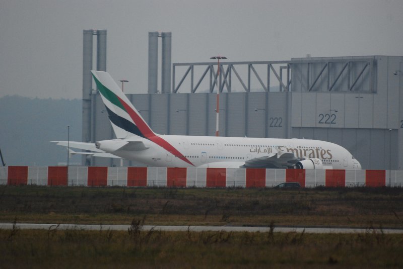 Ein A380 der Emirates auf dem Werksgel�nde von Airbus Finkenwerder