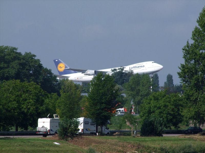  ACHTUNG-Tiefflug!  aber keine Angst, hier handelt es sich lediglich um die im Technikmuseum Speyer ausgestellte, und begehbare Boeing 747; 080902