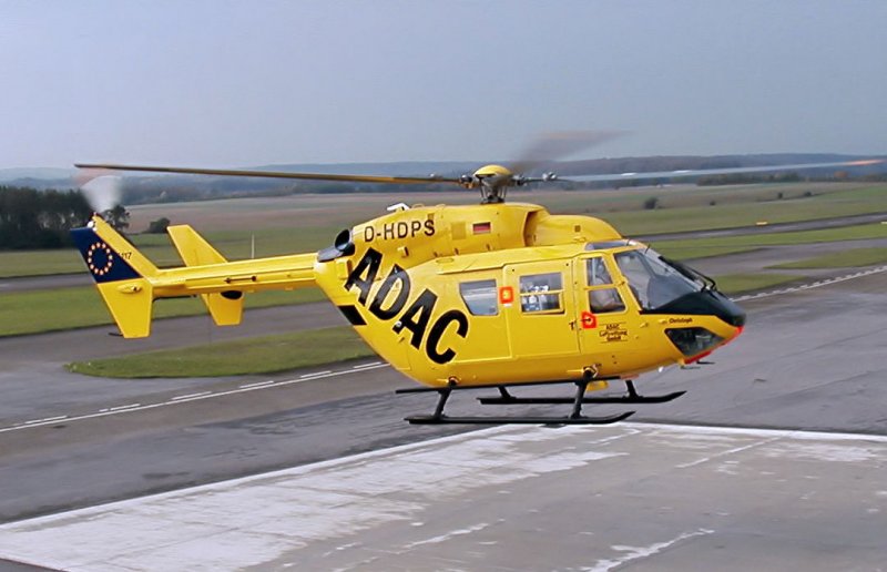 ADAC-Hubschrauber, BK 117, bei Zwischenlandung zur Betankung in Aalen-Elchingen. Sommer 2004.