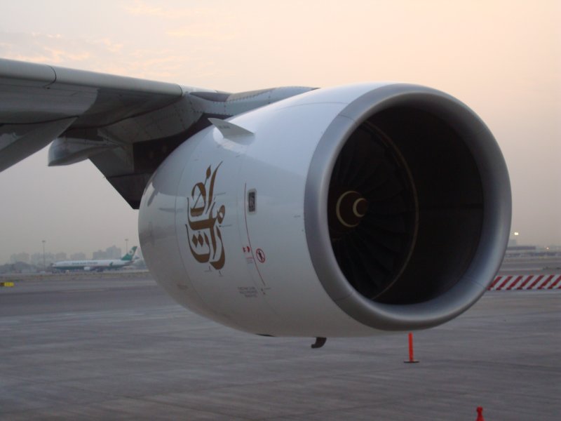 usseres Triebwerk einer A 350-500 von Emirates aufgenommen am 21.07.2008 in Dubai.