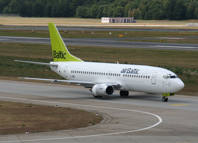 Air Baltic B 737-31S YL-BBS bei der Ankunft auf dem Flughafen Berlin-Tegel am 14.08.2009