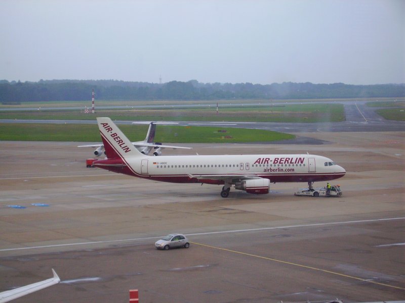 D-ABDE wird f�r die Fahrt zur Startbahn bereit geschoben. Hamburg,