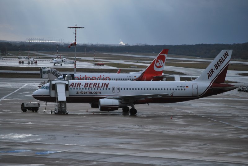 Zwei Air-Berlin Flugzeuge stehen in Hamburg. Das vordere tr�gt noch