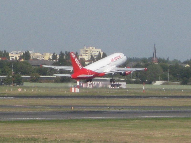 Air Berlin-Airbus A319-100 beim Start in Berlin-Tegel